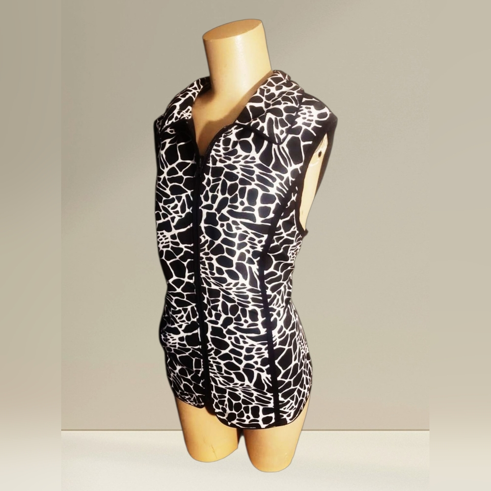 Reversible Black and White Patterned Sleeveless Vest/Solid Black Sleeveless Vest